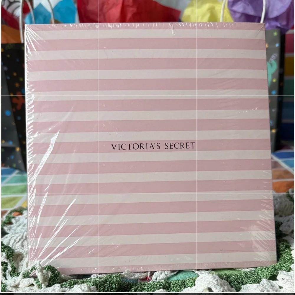 🩷🤍🩷 Victoria's Secret Pink and White Striped Gift Box🩷🤍🩷 NWOT 🩷🤍🩷